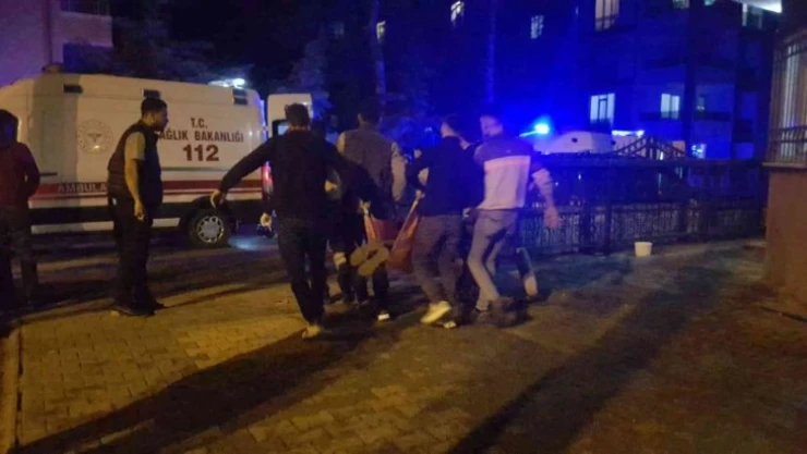 Parkta sohbet eden 2 arkadaşa silahlı saldırı