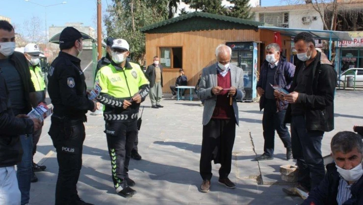 Polislerden broşürlü korona virüs uyarısı