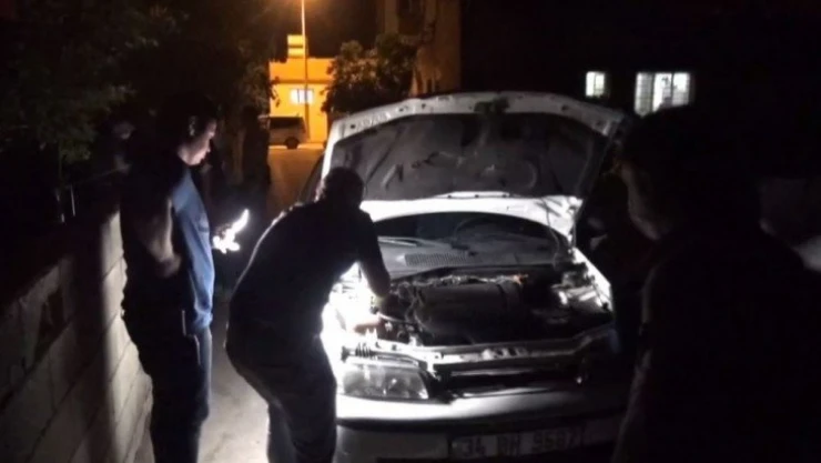 Polisten kaçan otomobil elektrik direğine çarptı