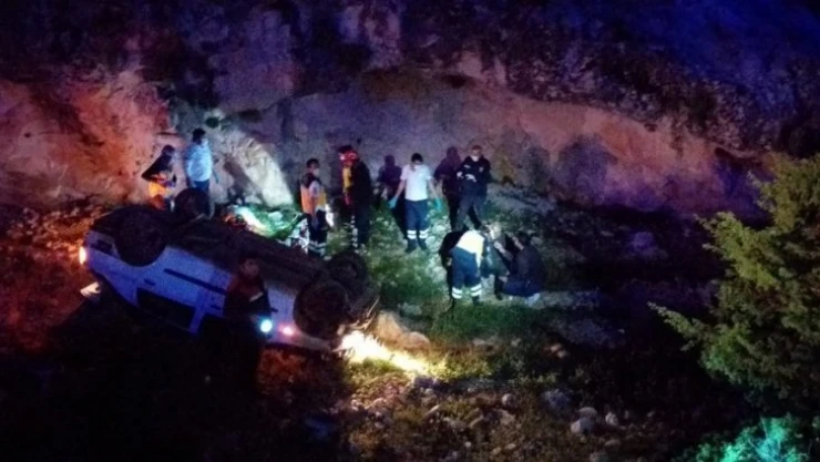 Polisten kaçan otomobil şarampole yuvarlandı: 3 yaralı