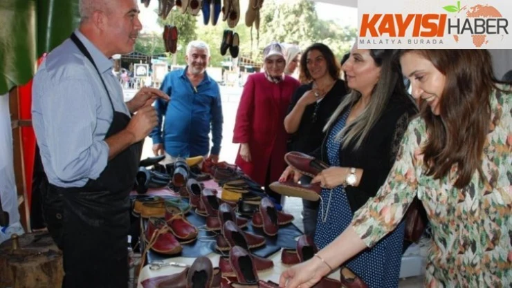 Protokol eşleri el emeği göz nuru eserleri inceledi