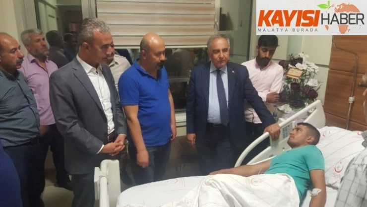 Rektör Turgut'tan yaralı askere ziyaret