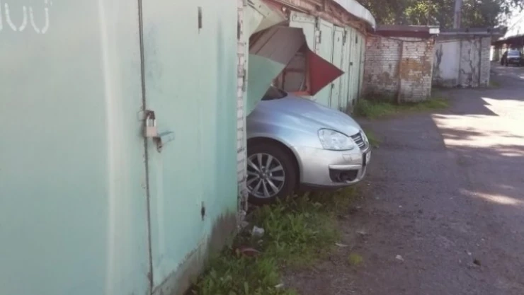 Rus sürücü yanlışlıkla komşusunun garajına daldı
