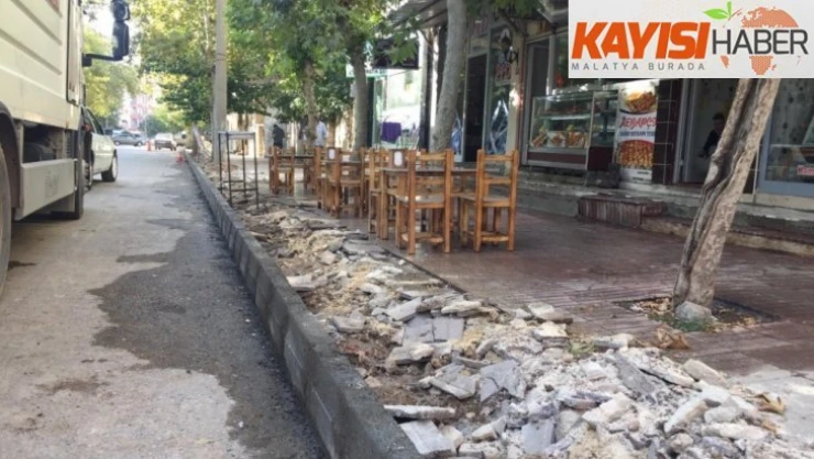 Sakarya Caddesi'nde kaldırım çalışması