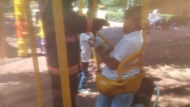 Salıncakta sıkışan çocuk kurtarıldı