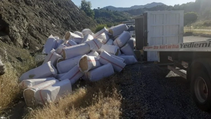 Saman yüklü kamyon devrildi