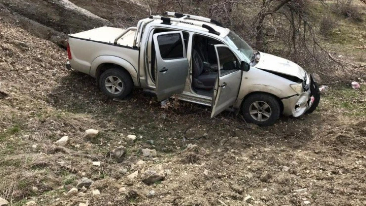 Şarampole yuvarlanan kamyonetin sürücüsü yaralandı