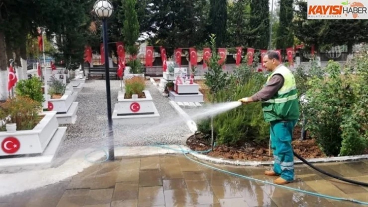 Şehir mezarlığında temizlik çalışması yapıldı