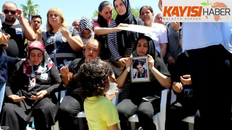 Şehit babasının fotoğrafına baktı