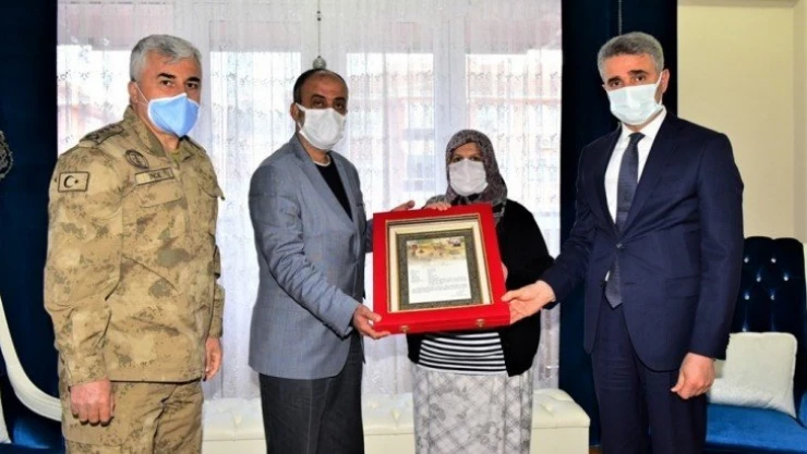 Şehit Özbey'in ailesine şehadet belgesi