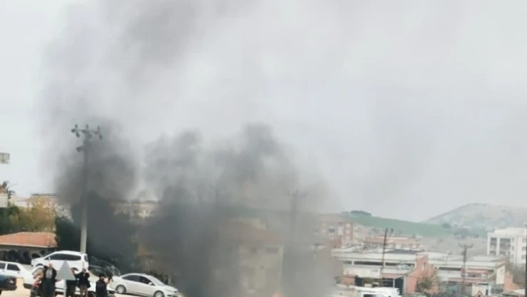 Seyir halindeki otomobil alev aldı