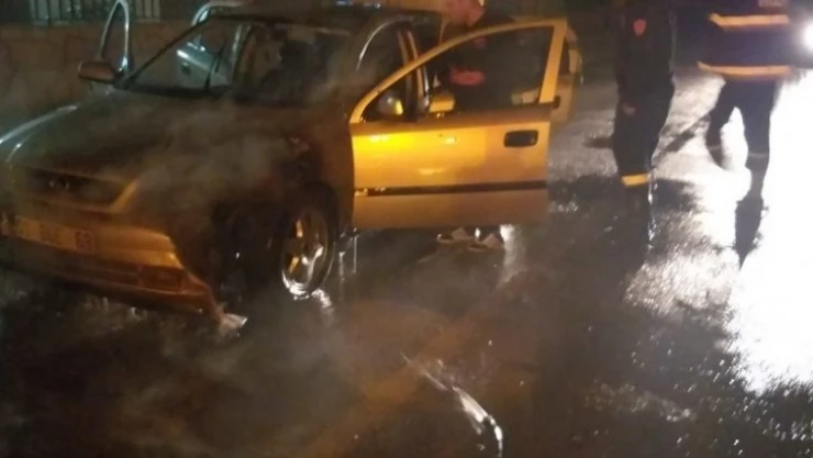 Seyir halindeki otomobil yandı