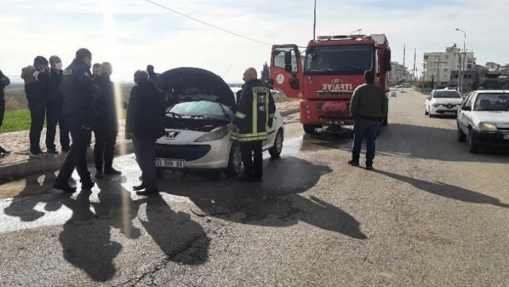 Seyir halindeki otomobil yandı