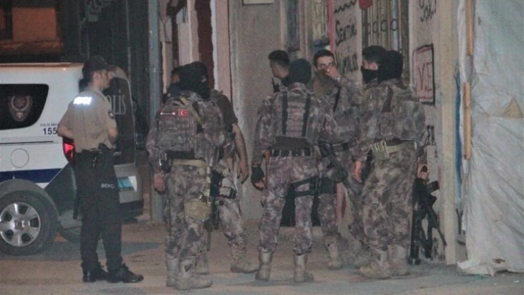 Silah çekip eve saklandılar, Özel Harekat Timi operasyonla yakaladı