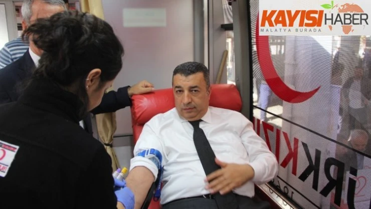 Şire Pazarı esnafı Kızılay'a kan bağışında bulundu