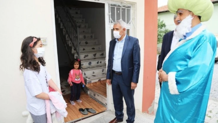 Sokağa çıkamayan çocukların bayram şekeri Battalgazi Belediyesi'nden