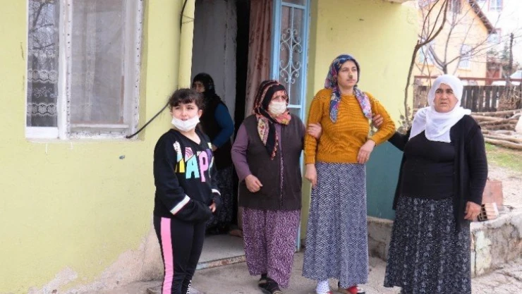 Sokak köpeklerinin saldırdığı kadın yaralandı