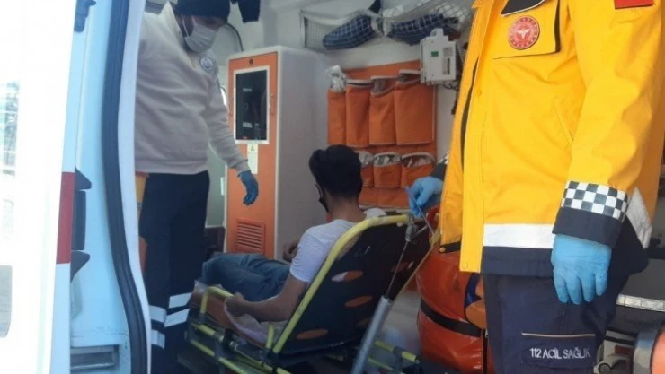 Sokak ortasında bıçaklanarak yaralandı