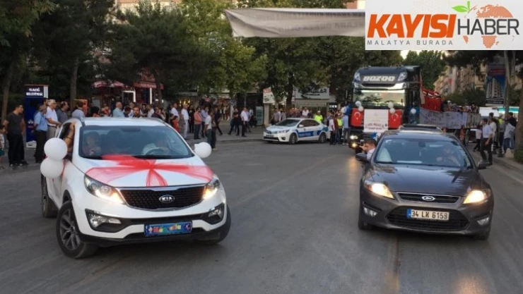 Sünnet olan çocuklara Mehteran eşliğinde tırla şehir turu