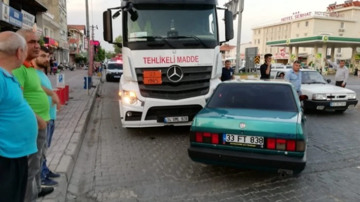 Tanker ile otomobil çarpıştı