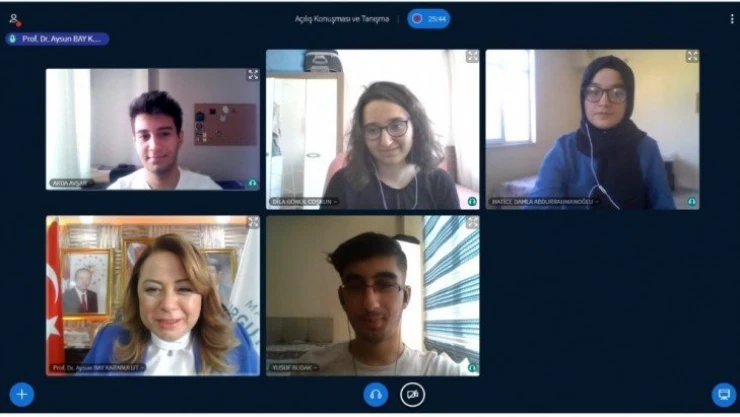 Tıp Fakültesi'nde ilk dersi Rektör Karabulut verdi