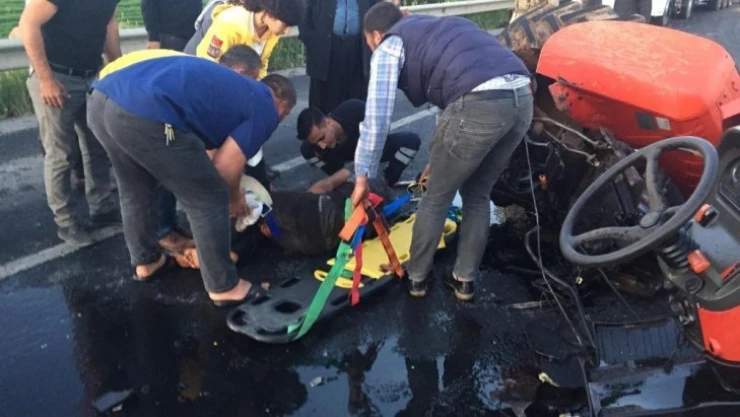 Tırla çarpışan traktör ikiye ayrıldı