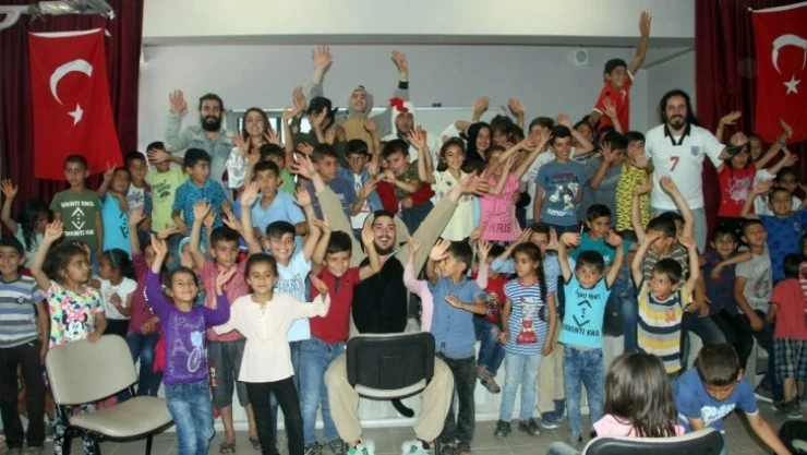 Tiyatro ile çocuklara dokunuyorlar