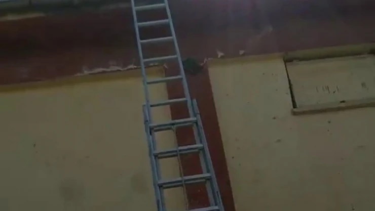 Trafonun üzerinde mahsur kalan genci itfaiye kurtardı