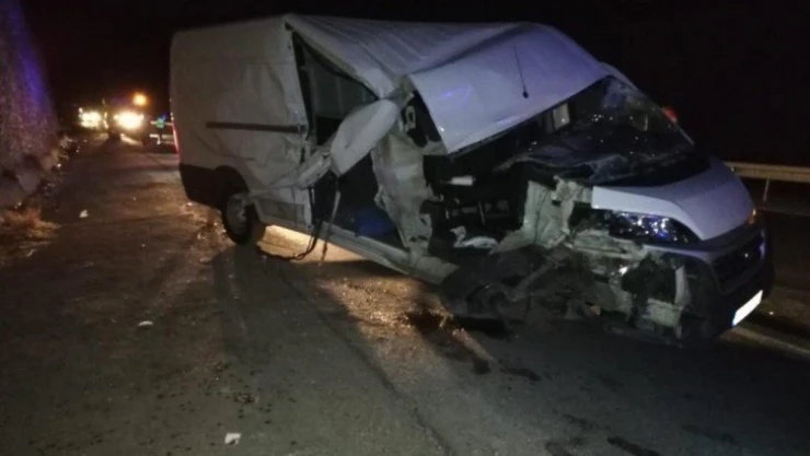 Traktör ile minibüs çarpıştı: 1 ölü, 1 yaralı