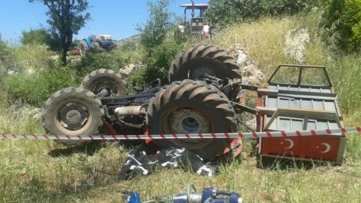 Traktörün altında kalan sürücü hayatını kaybetti