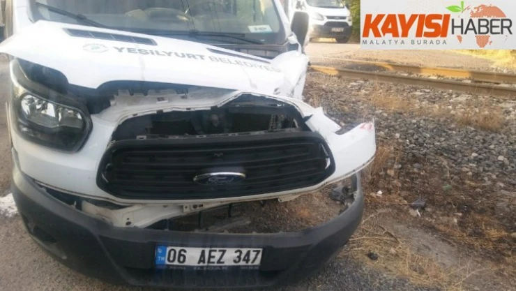 Tren kamyonete çarptı