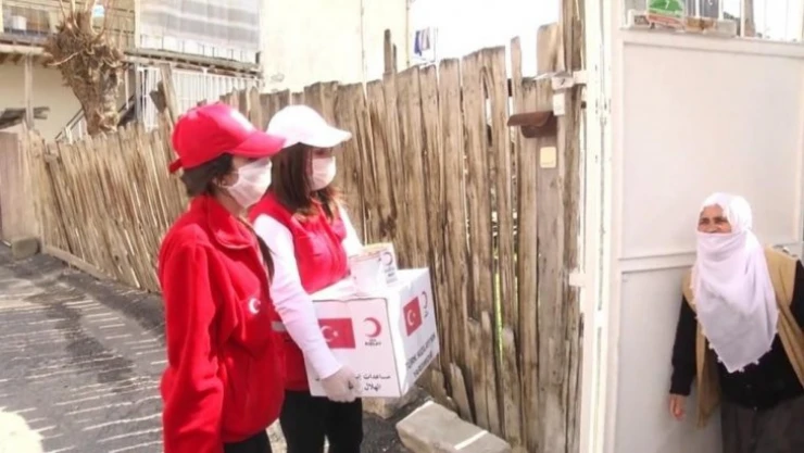 Türk Kızılayı Yeşilyurt Şubesi,  gıda ve temizlik kolileri dağıttı