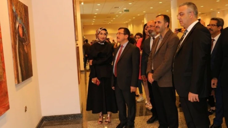 Üniversitede grafik tasarım ve resim sergisi açıldı
