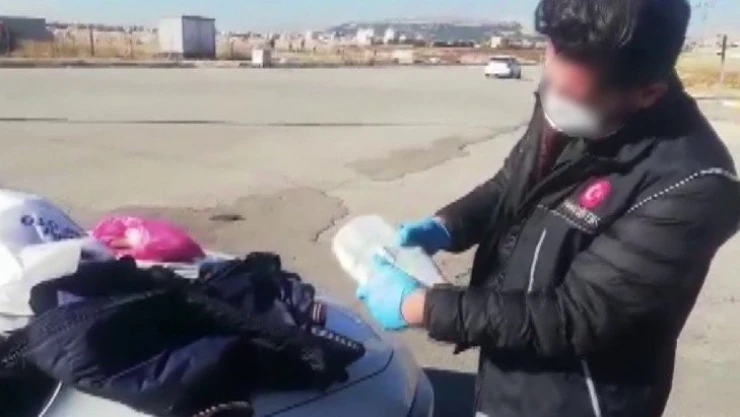 Uyuşturucuları saklamak için montlarına gizli bölmeler yaptırmışlar