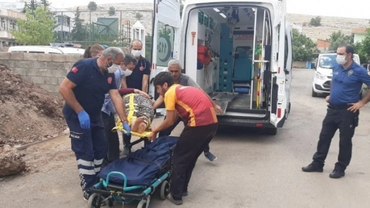 Üzerine tuğla düşen kadın yaralandı