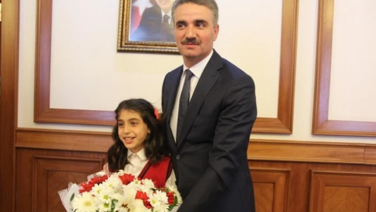 Vali Baruş koltuğunu Nida Uvat'a devretti