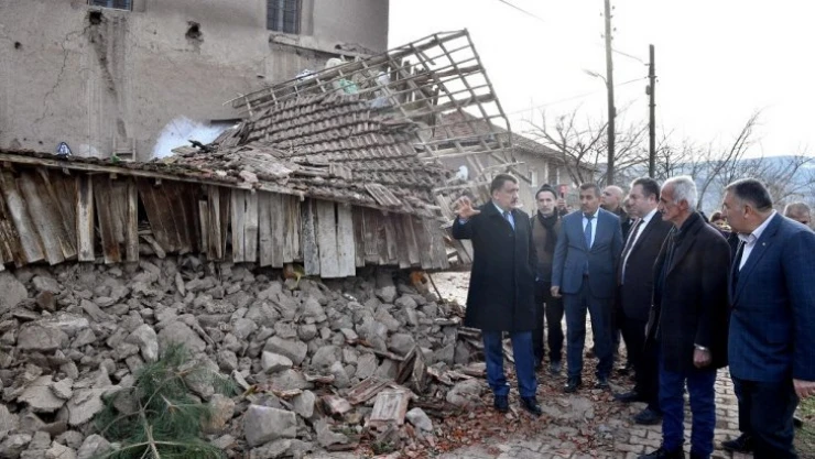 Vali Baruş ve Başkan Gürkan depremde hasar gören yerleri gezdiler