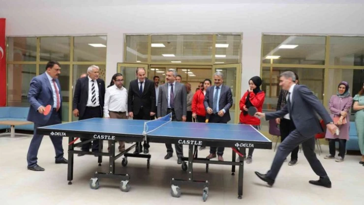 Vali ve başkan masa tenisi oynadı, bakan yardımcısı hakem oldu