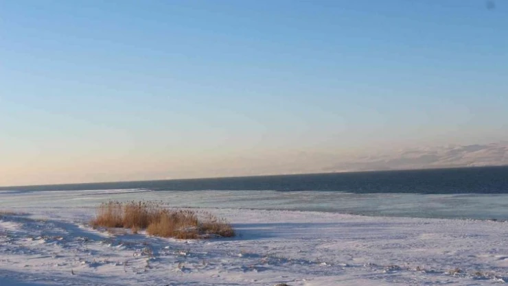 Van Gölü dondu