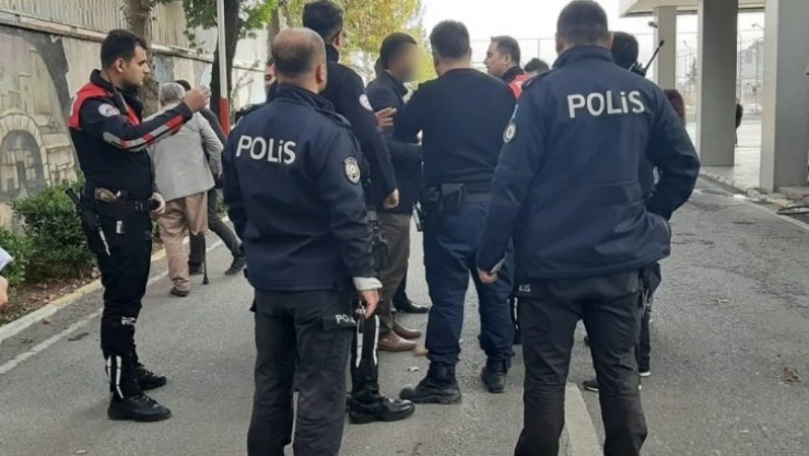 Veliler okul bahçesinde birbirine girdi