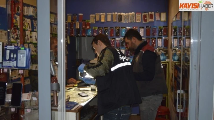 Vitrindeki cep telefonunu çalarak kayıplara karıştı