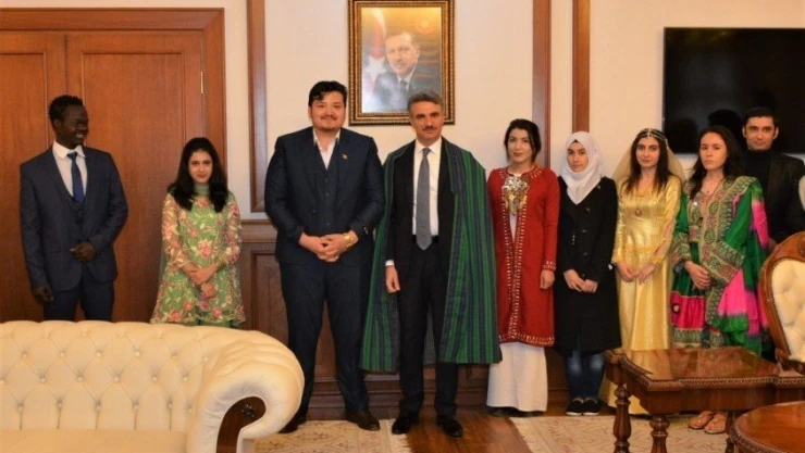 Yabancı uyruklu öğrenciler Vali'yi ziyaret etti