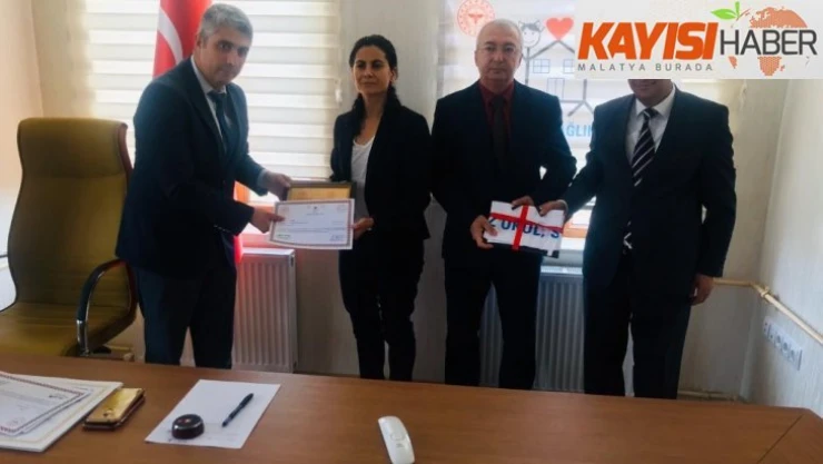 Yazıhan'da okullara beyaz bayrak verildi