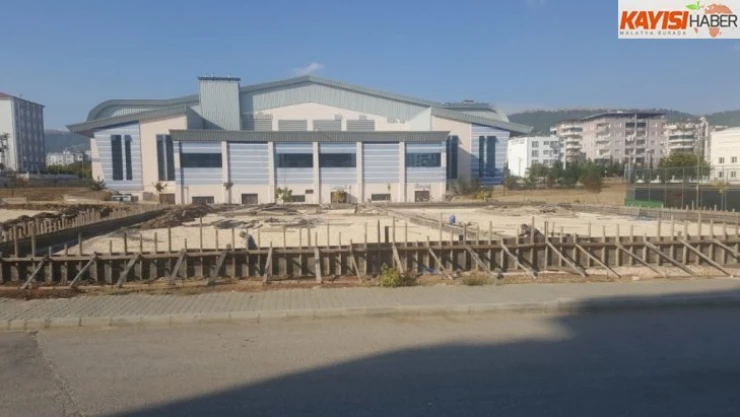 Yeni Mahalle'de tenis kortu çalışması yapılıyor