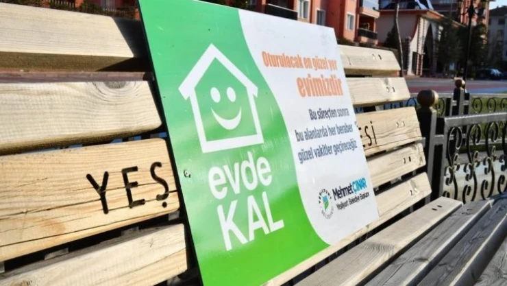 Yeşilyurt'ta banklara uyarı levhaları yerleştirildi