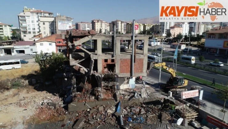 Yeşilyurt'ta riskli binalar yıkılıyor