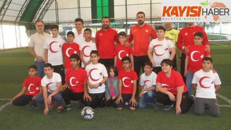 Yetim çocuklarla, protokol maç yaptı