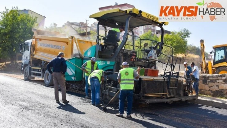 Yetkililer, asfalt çalışmalarını yerinde inceledi.