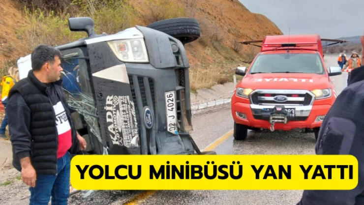 Yolcu minibüsü yan yattı