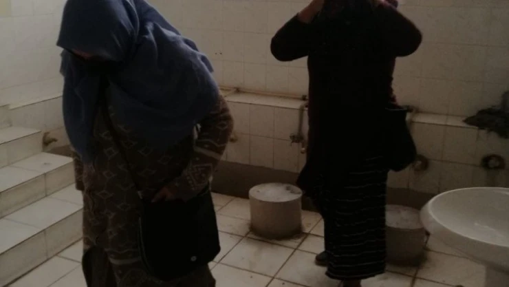 Zabıta ve polisten kaçan dilenciler tuvalette yakalandı